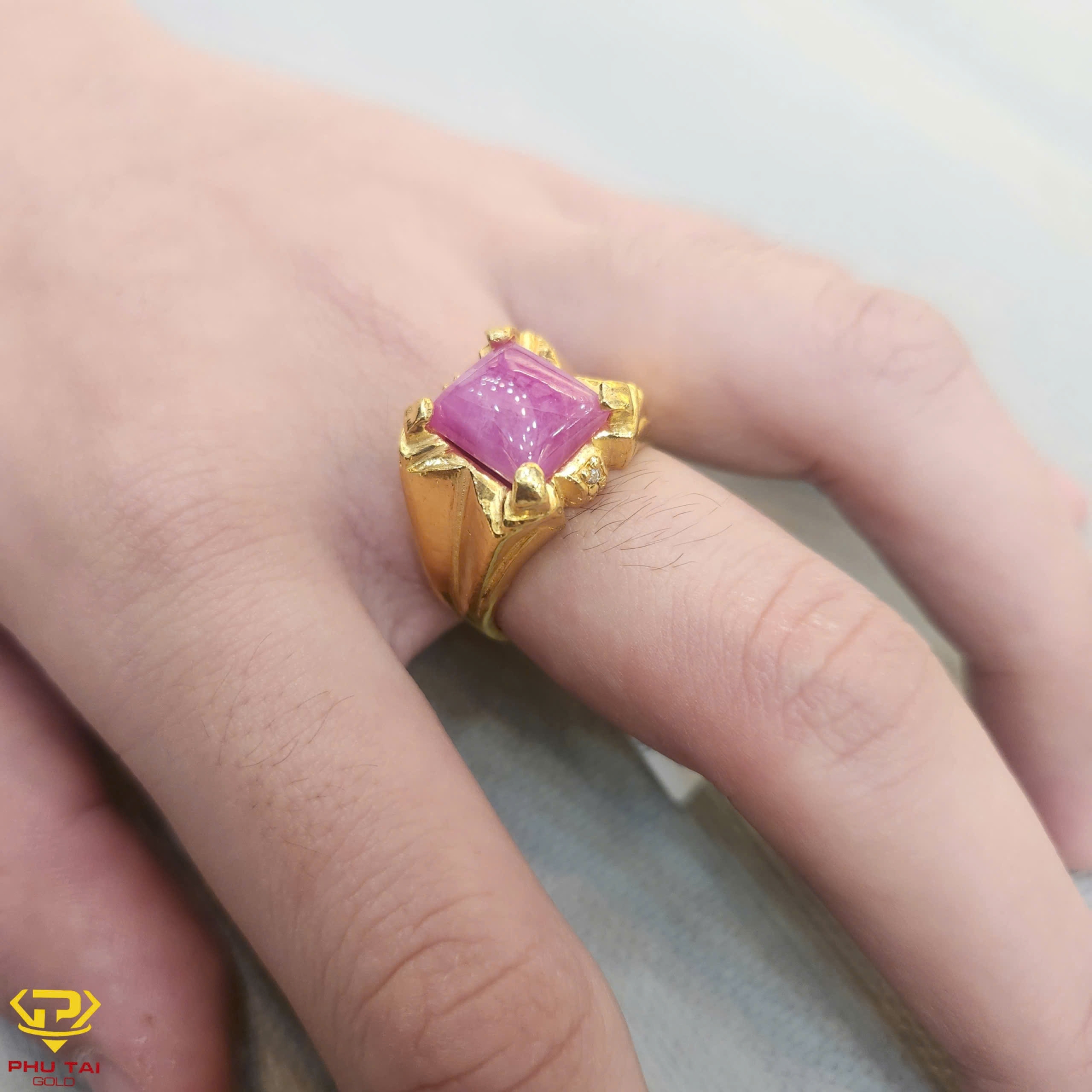 Bạn đã biết cách bảo quản lắc tay vàng tây đính đá?